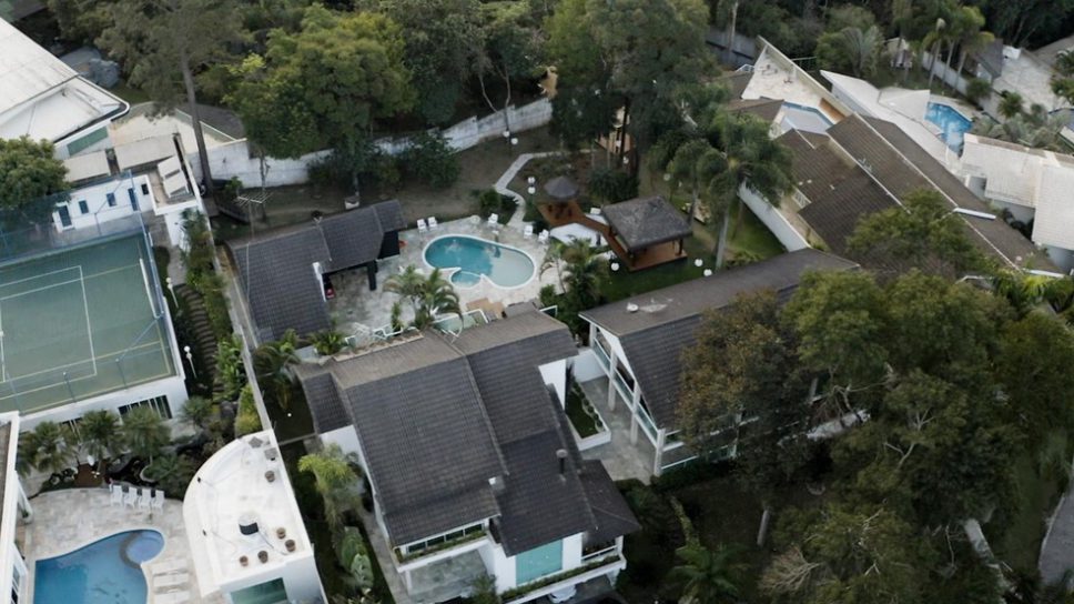 Fluxo apresenta nova mansão para equipe de influenciadores cover image