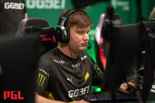 “Apostei um mês atrás que ela poderia começar a chantageá-lo”, diz s1mple sobre esposa de Boombl4 cover image