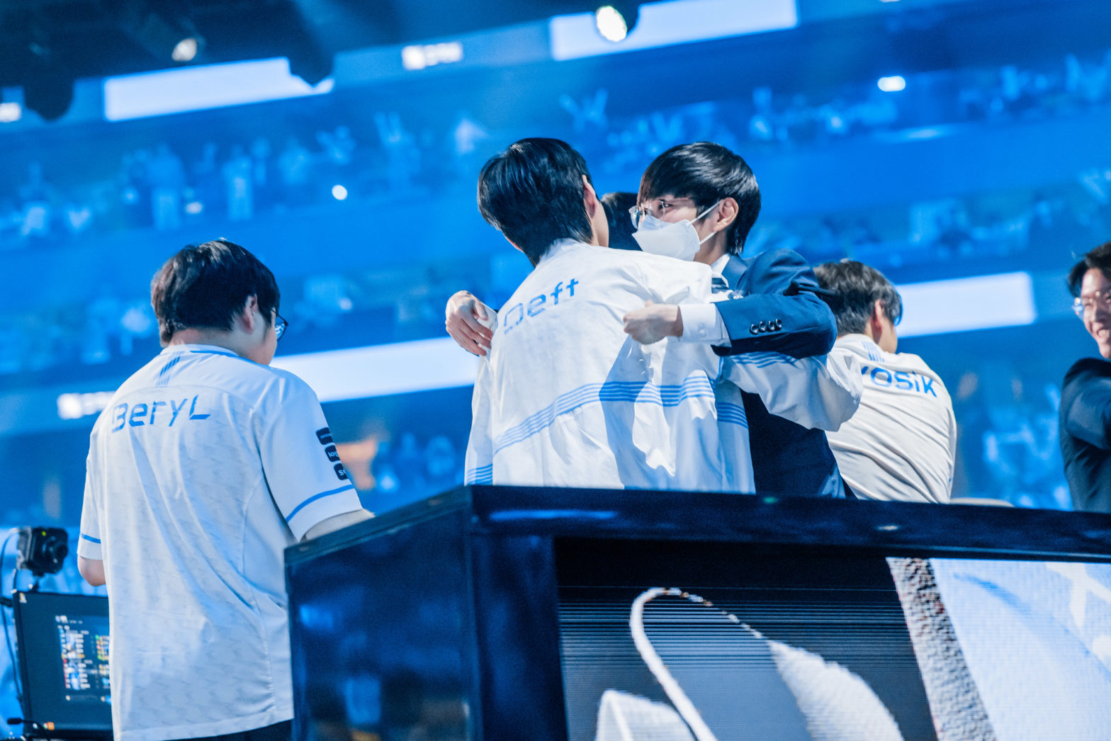 EDG upset DWG KIA 3-2 to become 2021 League of Legends world champions