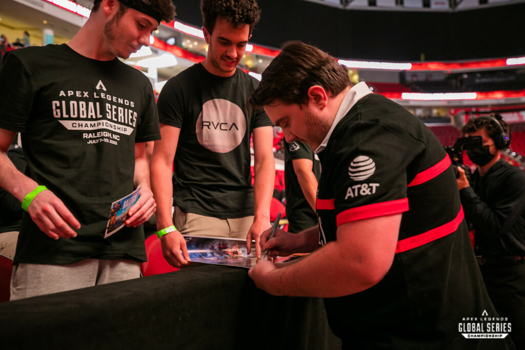 Onmuu interacts with 100 Thieves fans at the ALGS Championship (Photo EA/Joe Brady)