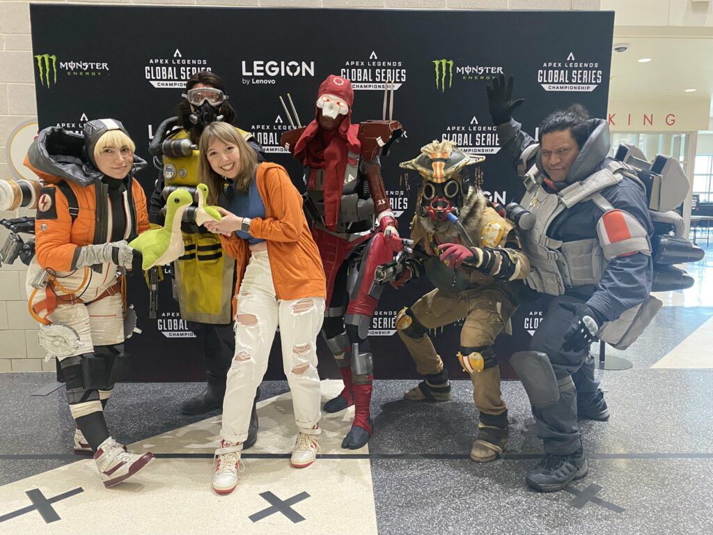 The Henchmen Studios cosplayers with the author (Image via <a href="https://twitter.com/apple_twitch" target="_blank" rel="noreferrer noopener">@apple_twitch on Twitter</a>)
