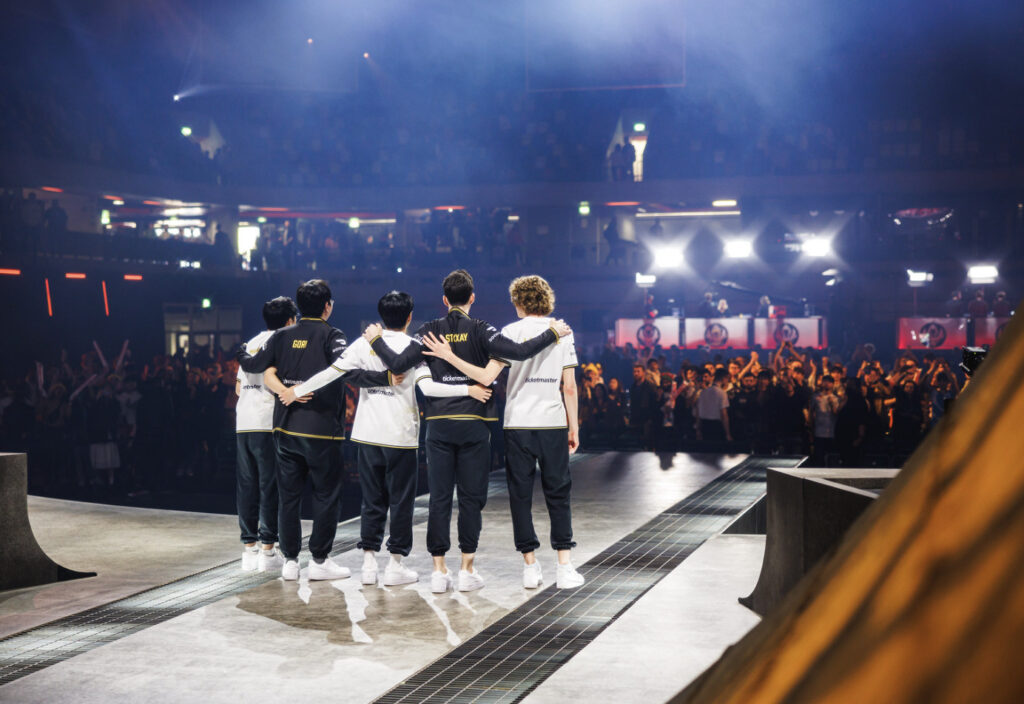 GG taking their final bow on the MSI 2023 stage (Image via Liu YiCun and Riot Games)