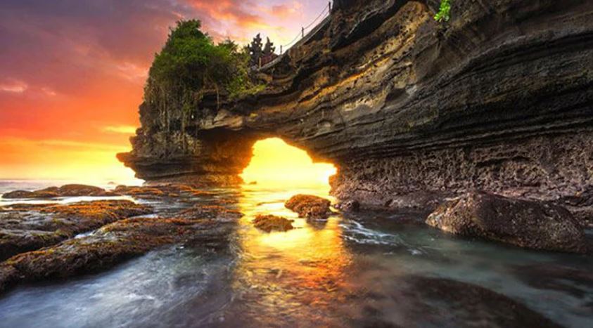 Tanah Lot Hindu Temple at Bali (Image by <a href="https://www.viceroybali.com/en/blog/bali-activities/best-temples-in-bali/" target="_blank" rel="noreferrer noopener nofollow">Viceroy Bali</a>)