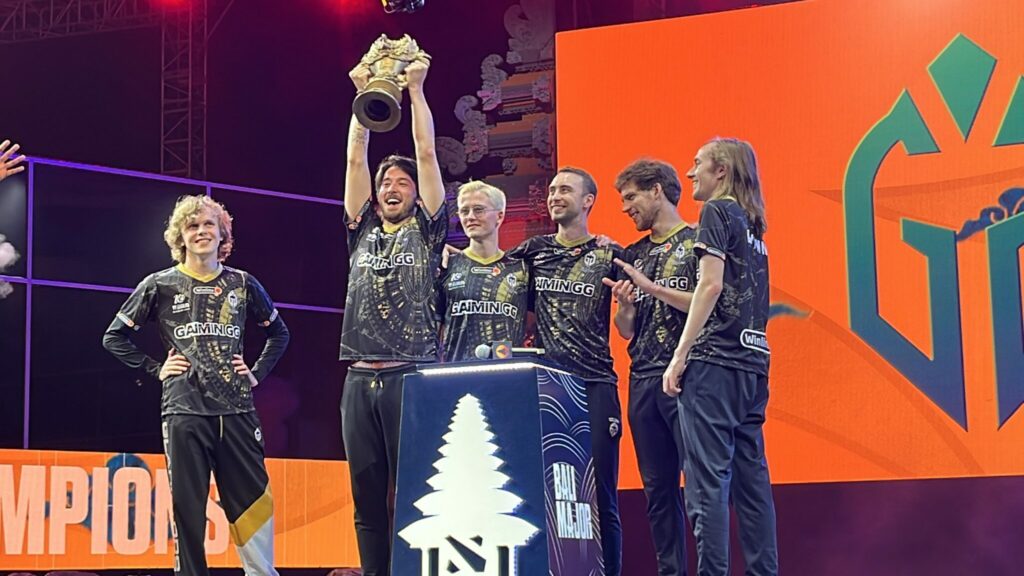 TOfu picking up the trophy after <a href="https://esports.gg/news/dota-2/the-era-of-gaimin-gladiators-continues-with-their-5th-win-at-the-bali-major/" target="_blank" rel="noreferrer noopener">Gaimin Gladiators won Bali Major</a> (Image by Esports.gg)