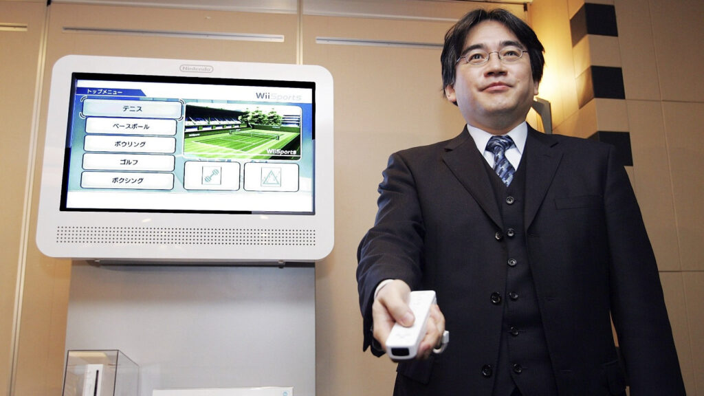 Satoru Iwata shows off the Nintendo Revolution (Image via GoNintendo)