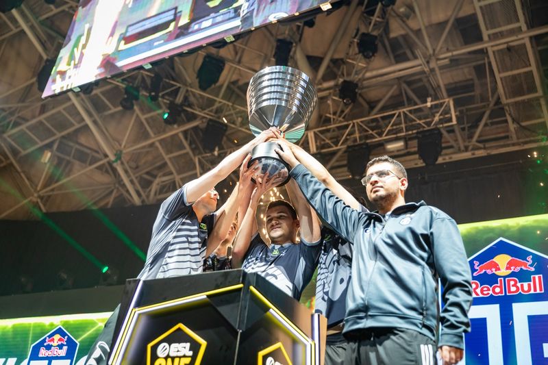 Yuragi and OG lifting the trophy at ESL One Malaysia.<br>(Image via ESL)