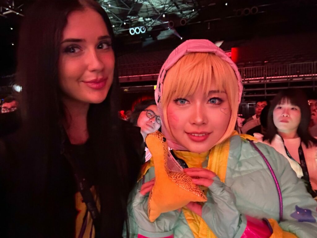 Nati meets a Wattson cosplayer at the ALGS Playoffs in London