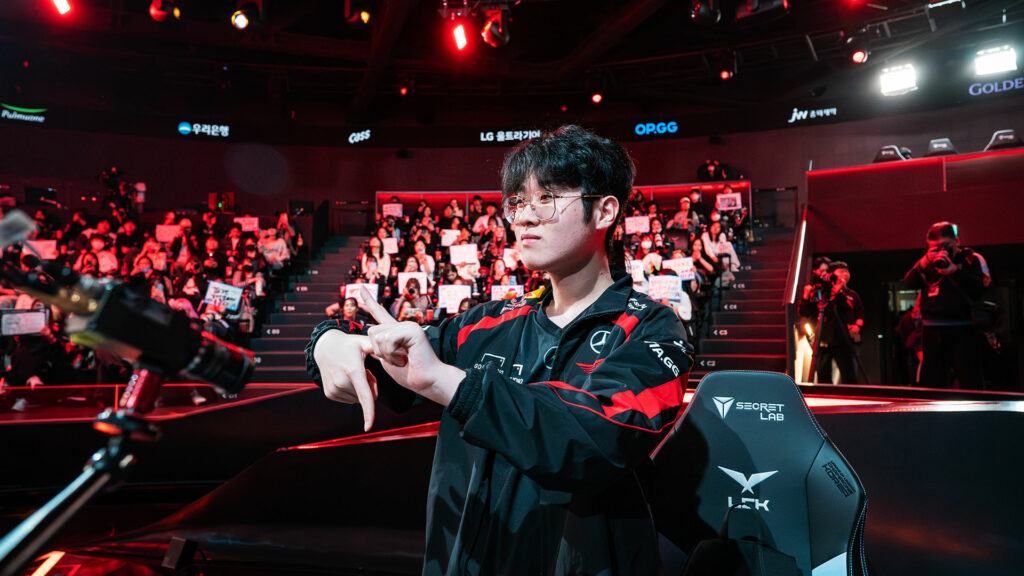 T1 Zeus posing for the camera ahead of the T1 vs HLE match in the LCK Spring 2024 Playoffs (Image via LCK/Riot Games)
