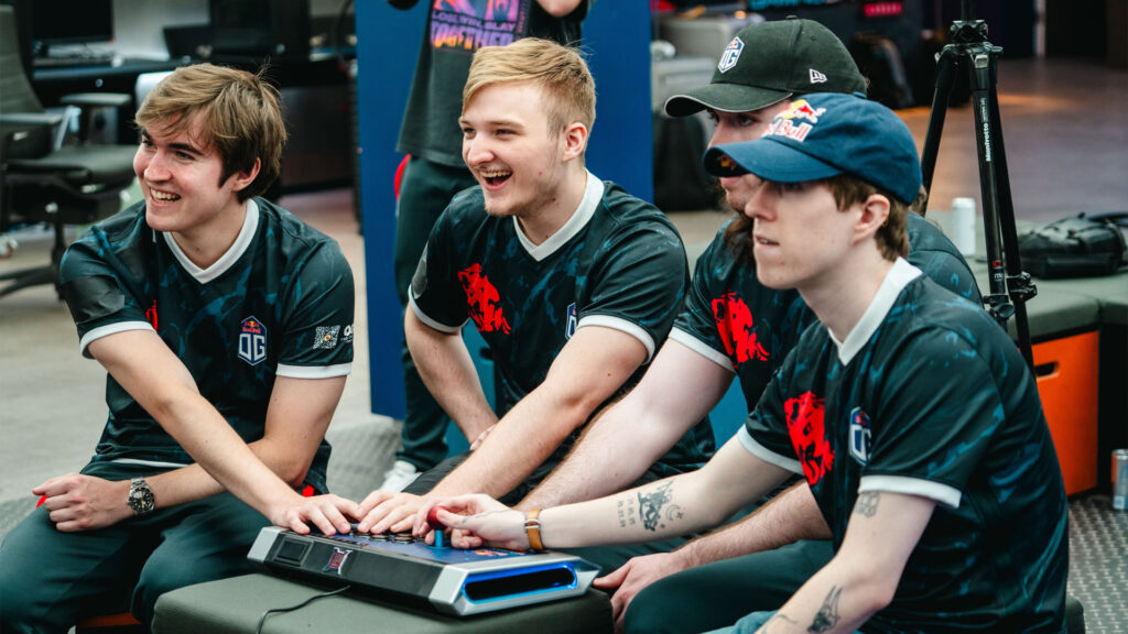 All four team members use the same arcade-style controller (Image via OG Rocket League)