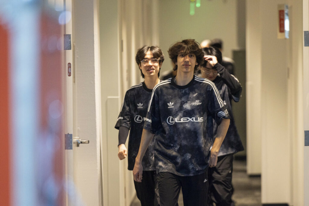 Sniper walking backstage with his team (Image via 100 Thieves)