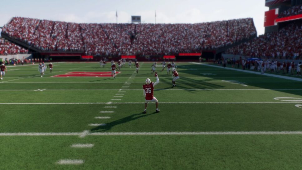 How to Fair Catch in College Football 25 cover image