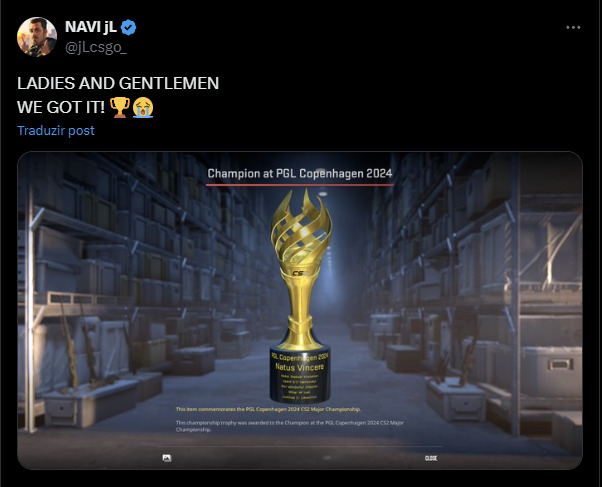jL and the other NAVI players finally got their in-game PGL Copenhagen Major trophy (Screenshot by esports.gg)