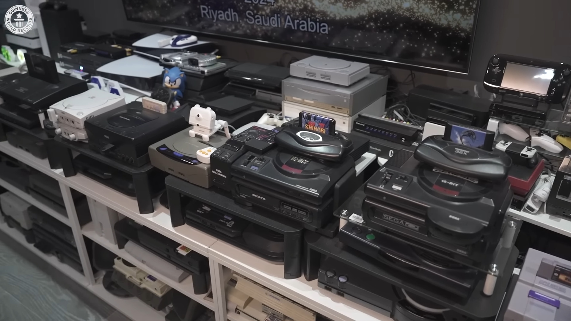 New Gaming Guinness World Record: 444 consoles, one TV