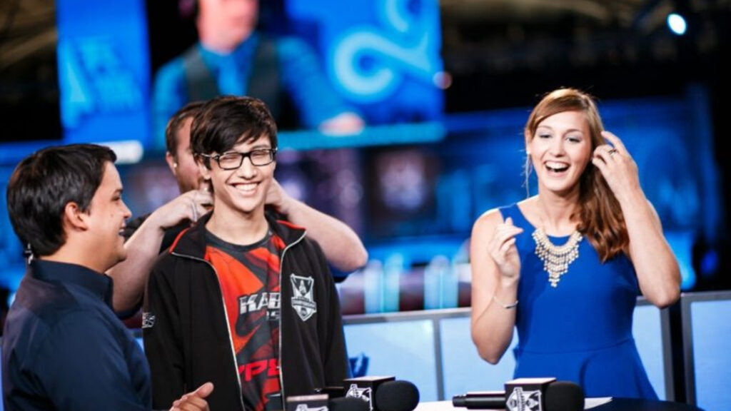 The iconic moment between Thiago “TinOwns” Sartori and Eefje "Sjokz" Depoortere (Image via Riot Games)