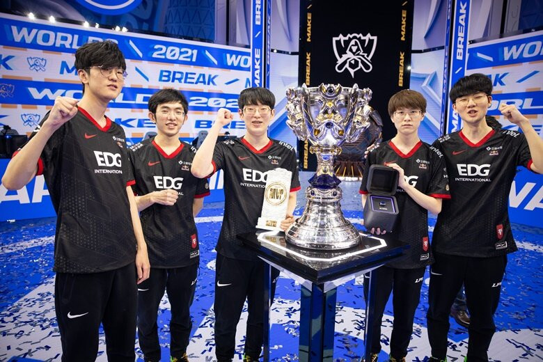 Scout and EDward Gaming won Worlds 2021 (Image via lolesports)