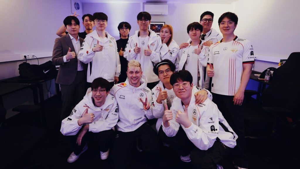 Rekkles with the T1 roster and management team (Image via RekklesLoL)