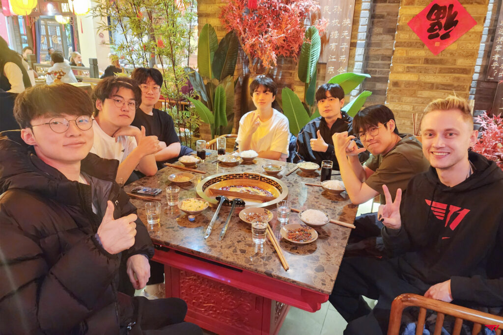 Rekkles dining with T1 roster and coach Tom (Image via T1LoL)