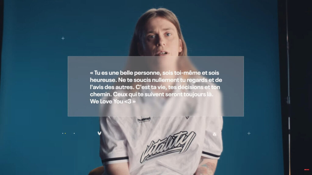 League of Legends player Crowmac reading the positive message (Image via Team Vitality and ALDI)