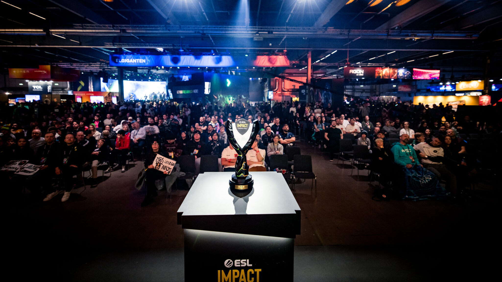 ESL Impact Stockholm Finals trophy and crowd (Image via ESL FACEIT Group | Helena Kristiansso)