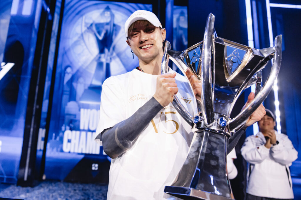 T1 Rekkles lifting the Worlds 2024 trophy (Photo via Colin Young-Wolff / Riot Games)