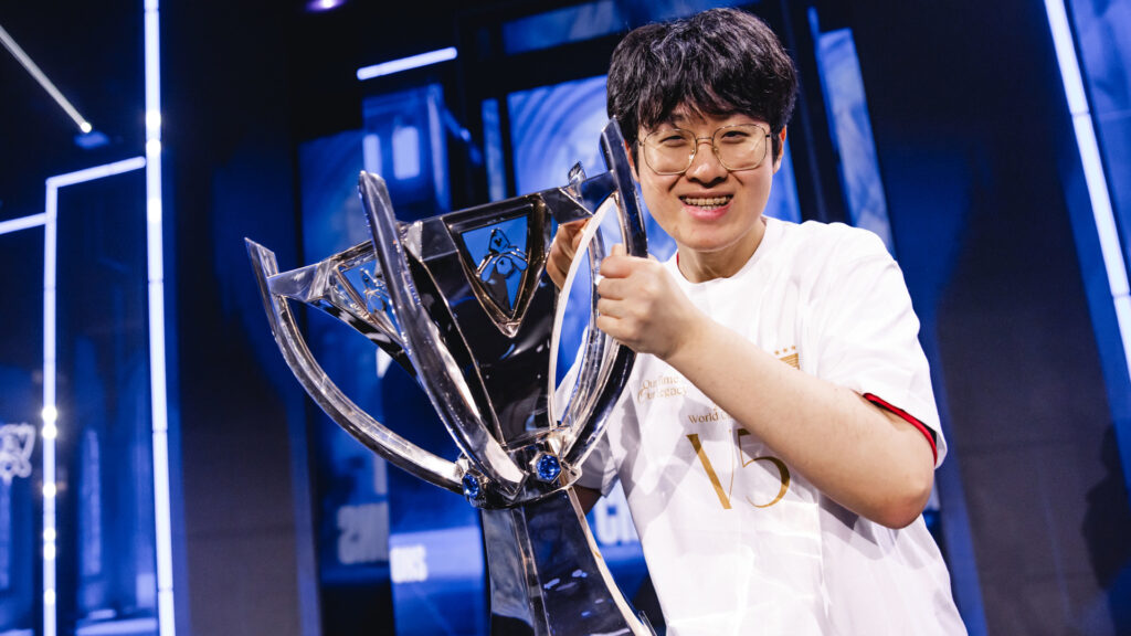 T1 Zeus lifting the Worlds 2024 trophy (image via lolesports)