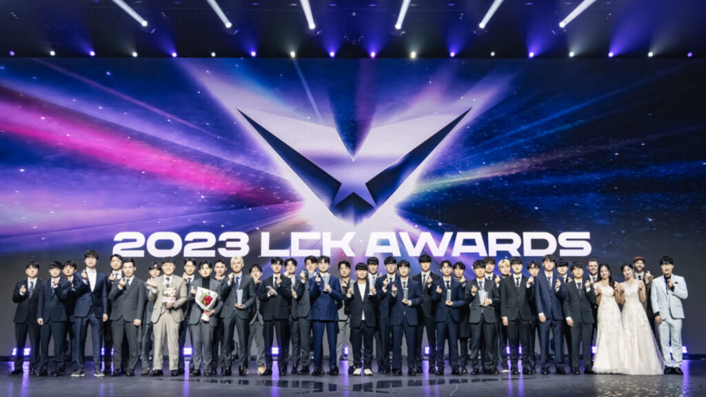 Group photo with all the people present at the event (Image via LCK)