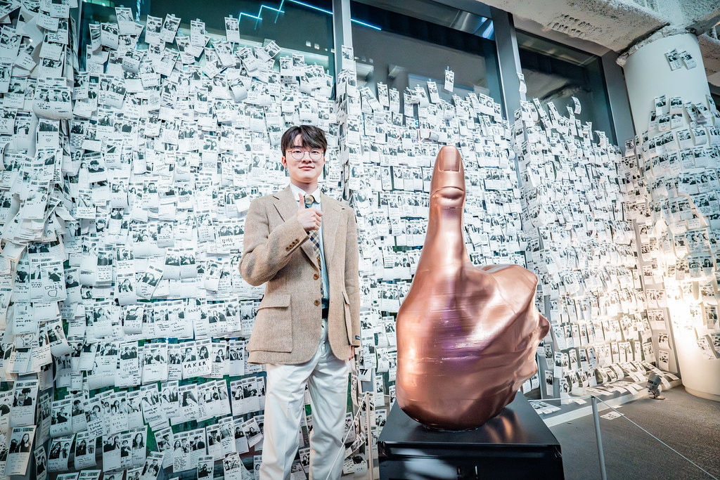 Faker posed with his iconic thumb statue in Faker Temple, Seoul (image via Flickr)