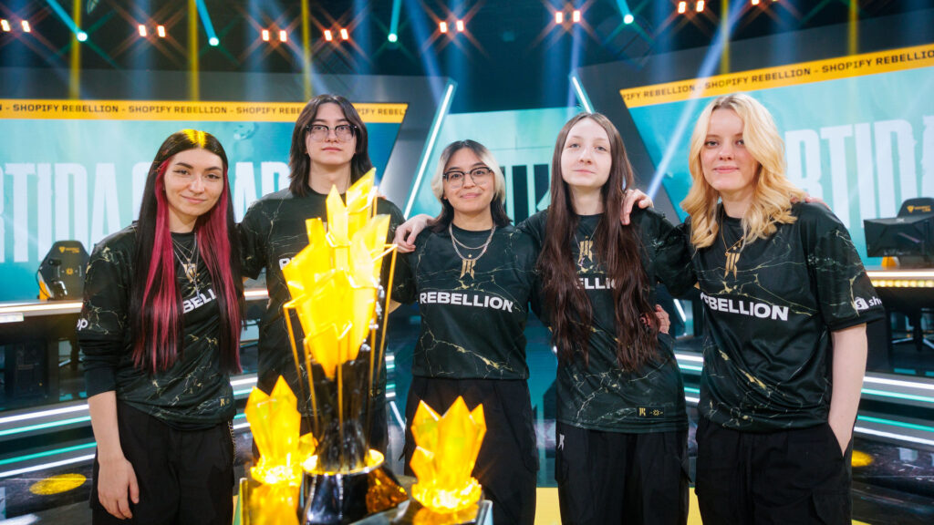 Florescent and her former Shopify Rebellion teammates (Image via Adela Sznajder | Riot Games)