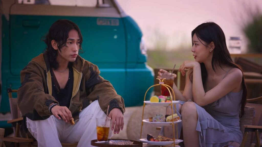 Yuk Jun-Seo &amp; Lee Si-An during their small talk with iced coffee (Image via Netflix)