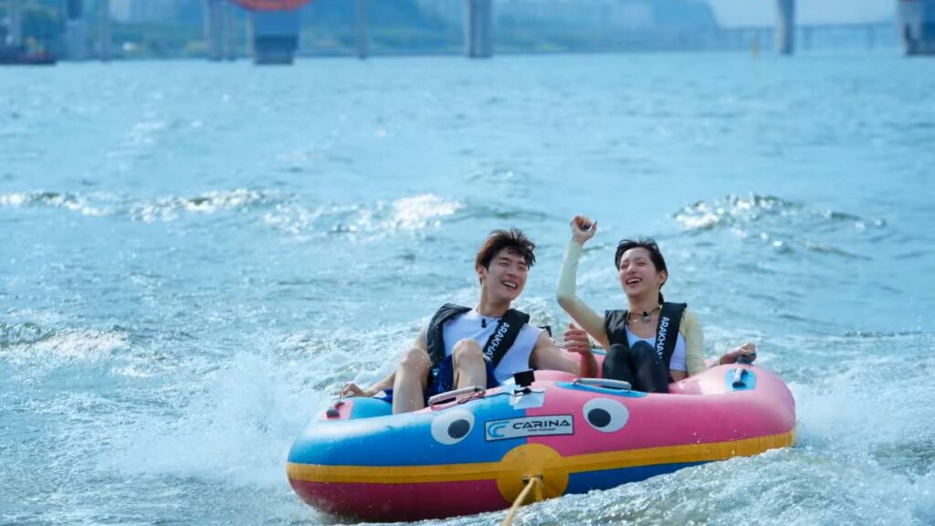 Water fun for Park Hae-Lin and Kim Jeong-Su (Image via Netflix)