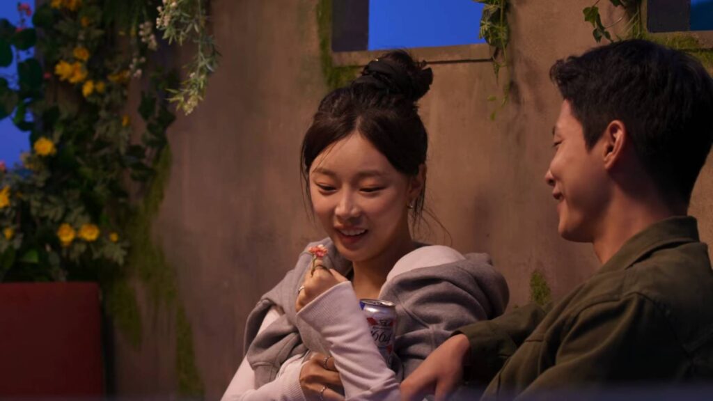 Flower ring for Lee Si-An from Jang Theo (Image via Netflix)