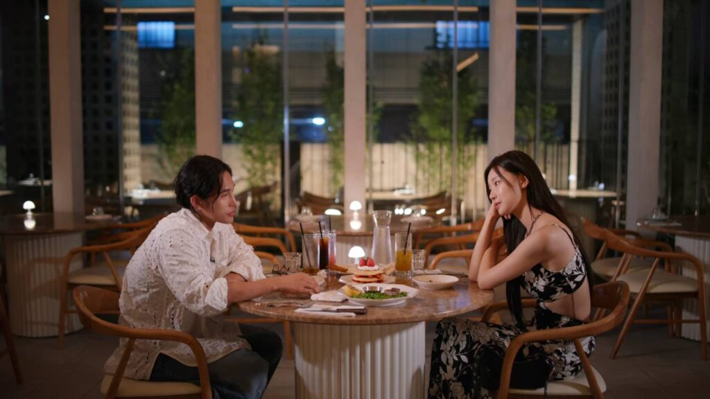 Dinner for Lee Si-An and Yuk Jun-Seo (image via Netflix)