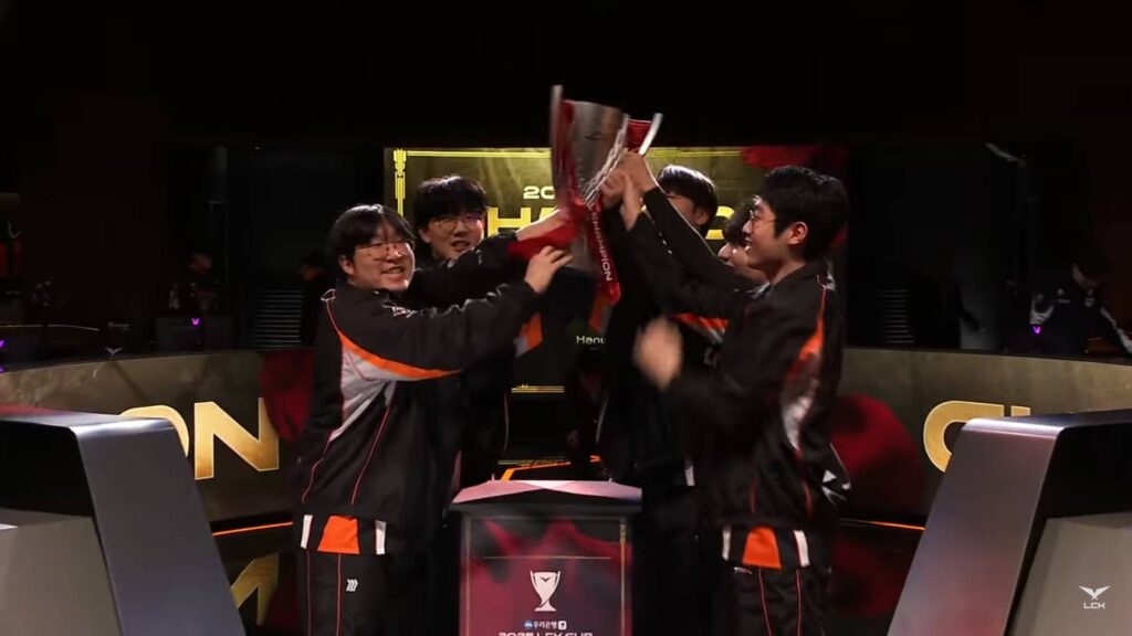 Hanwha Life Esports with the LCK Cup 2025 trophy (image via LCK)