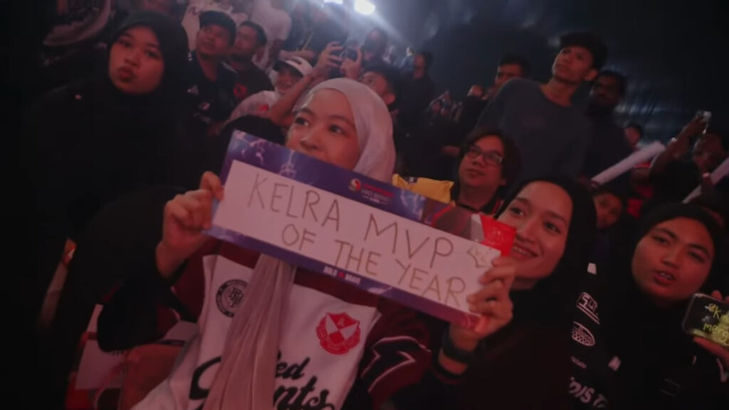 A fan holding up a sign for Kelra (Image via MLBB eSports)