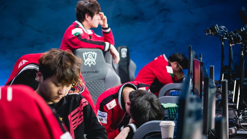 A dejected SKT T1 after their loss to SSG. (Photo via LoL Esports)