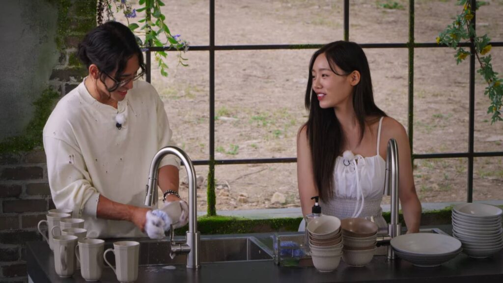 Yuk Jun-seo and Kim Min-seol wash dishes (image via Netflix)