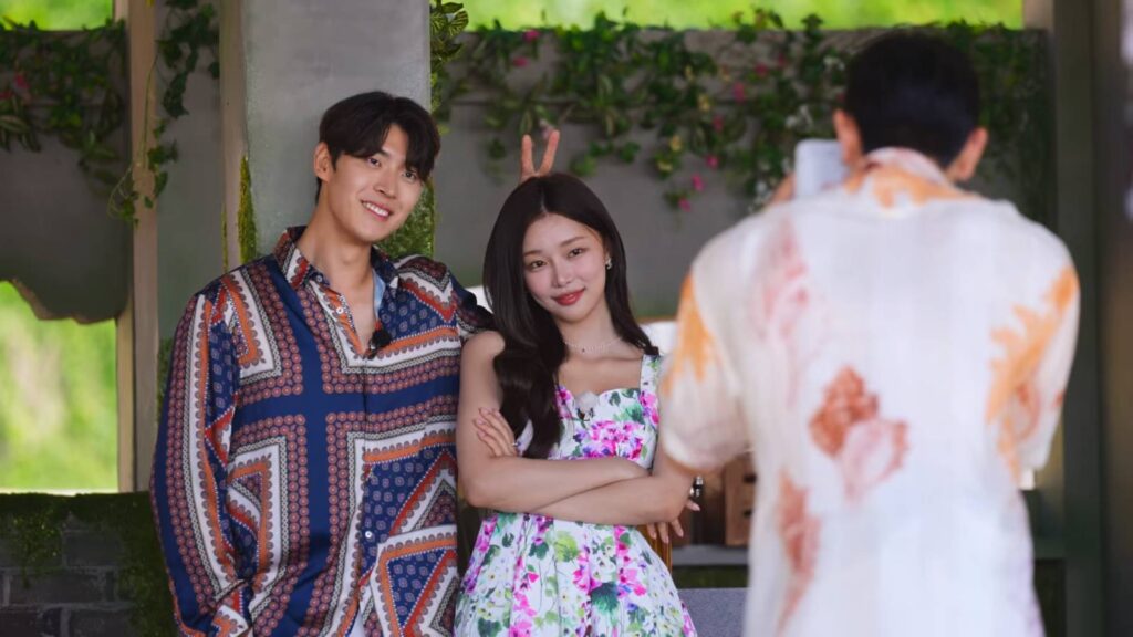 An Jong-hoon helps out Lee Si-an and Kim Jeong-su have fun photos (image via Netflix)