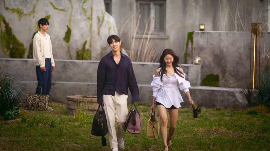 Kim Jeong-su and Chung You-jin leave Inferno for their date (Image via Netflix)