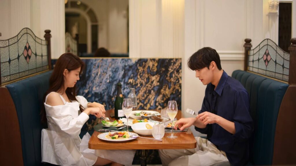 Kim Jeong-su and Chung You-jin enjoy their food and conversation (Image via Netflix)