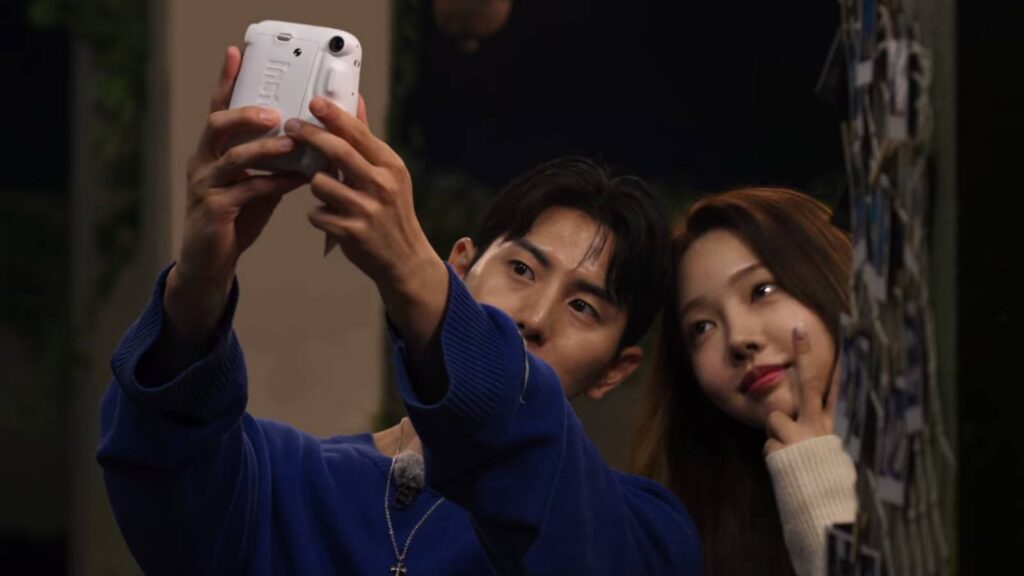 An Jong-hoon and Kim Hye-jin take a selfie (Image via Netflix)