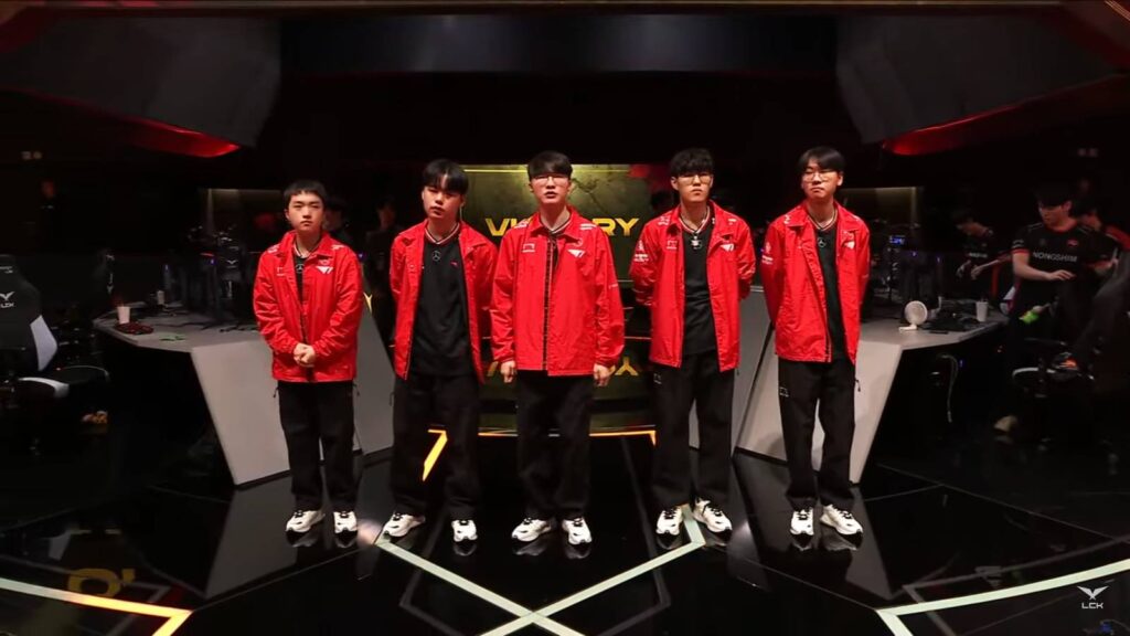 T1 players before their final bow in this match (image via LCK Global)