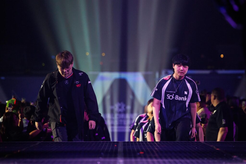 T1 iZu (L) and DRX HYUNMIN (Photo by Liu YiCun/Riot Games)