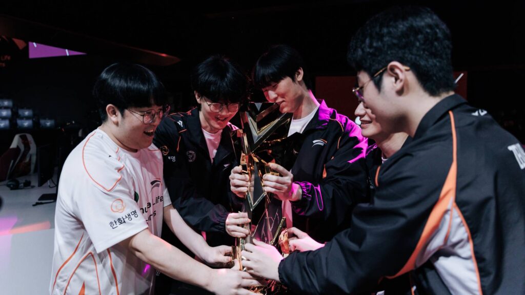 Hanwha Life players take the trophy (image via LoL Esports)