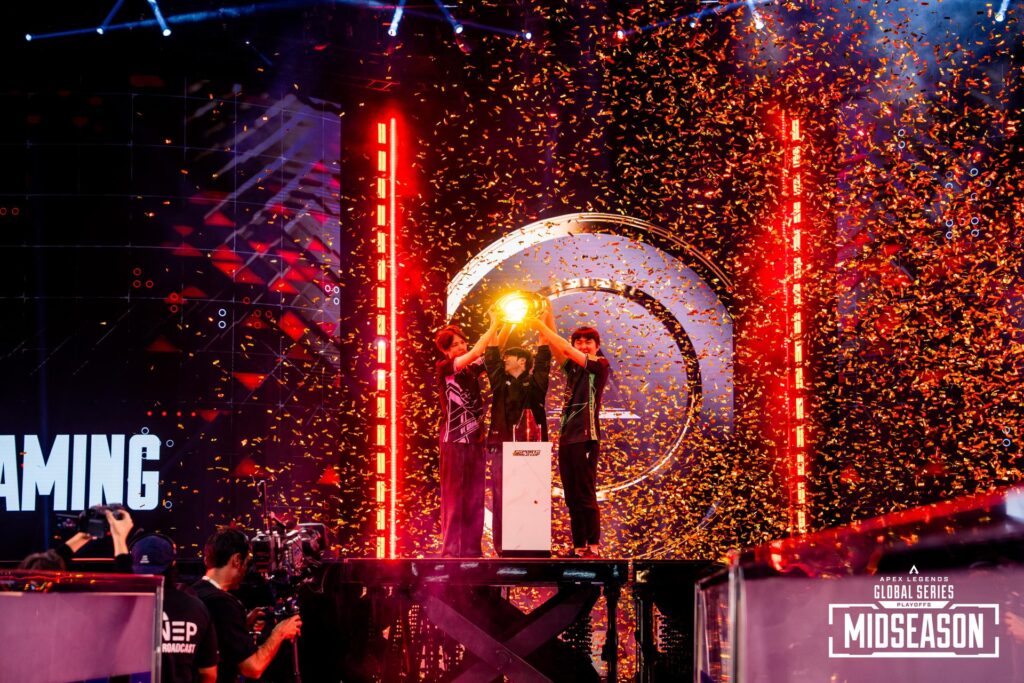 VKGaming lift the trophy in EWC (Photo via EA)