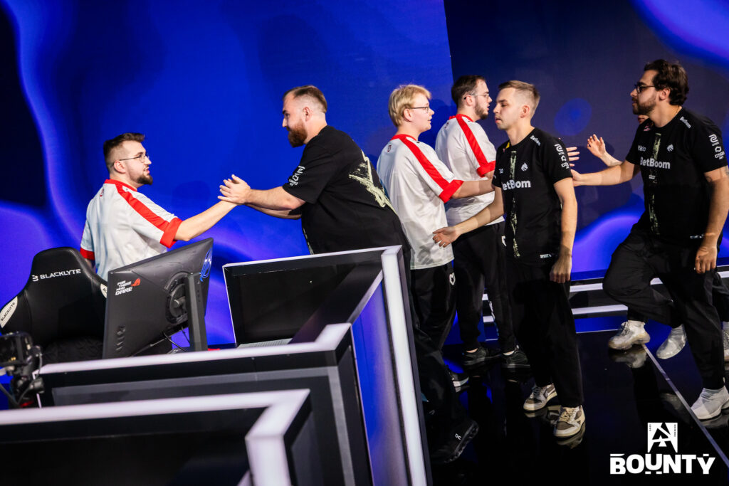 MOUZ and Spirit (photo by BLAST | Adam Lakomy)