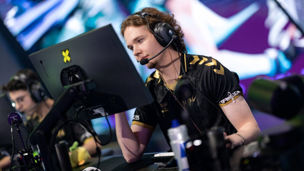 All the BBL Esports players wore a white thread on their arms (Image by Michal Konkol/Riot Games)