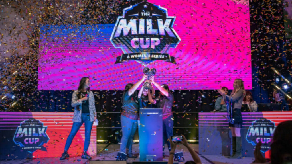The inaugural trophy lift (Image via Cora Kennedy)