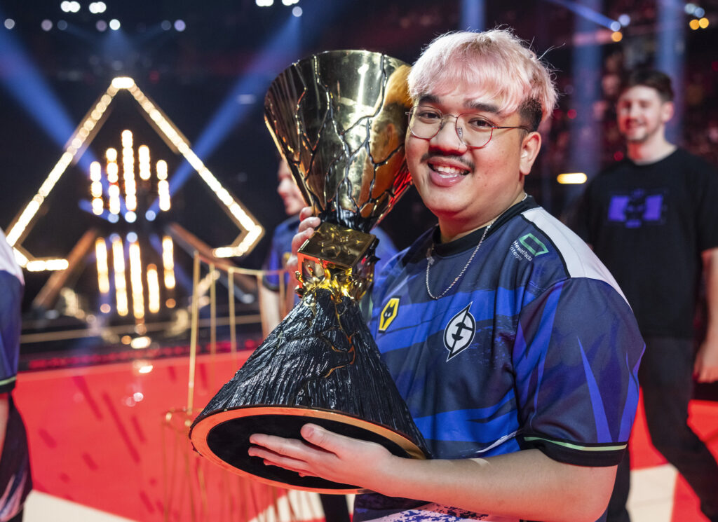 jawgemo with the Champions 2023 trophy (Photo via Colin Young-Wolff/Riot Games)