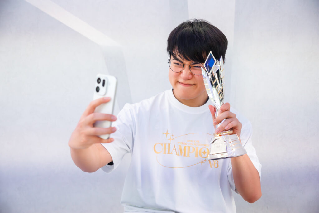 Gumayusi with his MVP trophy at Worlds 2025 (Photo via Yicun Liu/Riot Games)