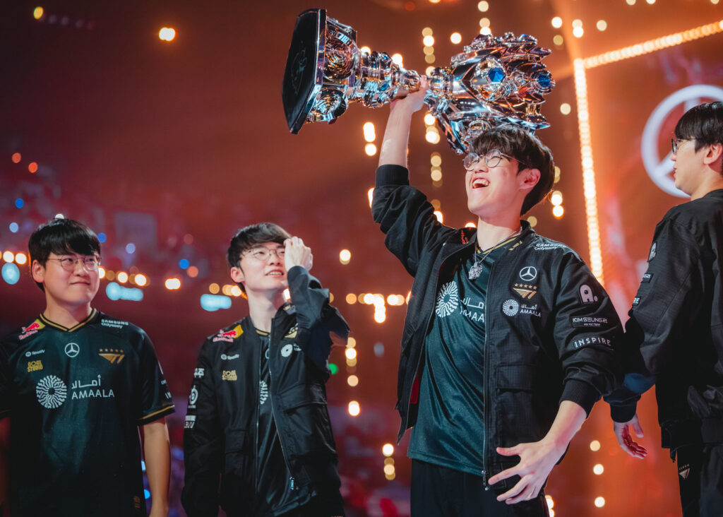T1 with the Worlds 2025 trophy (Image via Riot Games | Colin Young-Wolff)